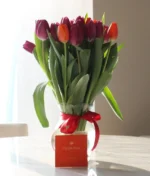 florero con ramo de tulipanes rojos y rosas de Florerias en CDMX, flores a domicilio en CDMX
