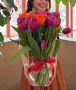 florero con ramo de tulipanes rojos y rosas de Florerias en CDMX, flores a domicilio en CDMX