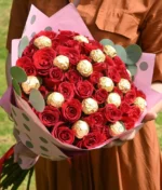 ramo de rosas rojas con chocolates decorado rosa de Florerias en CDMX, flores a domicilio en CDMX