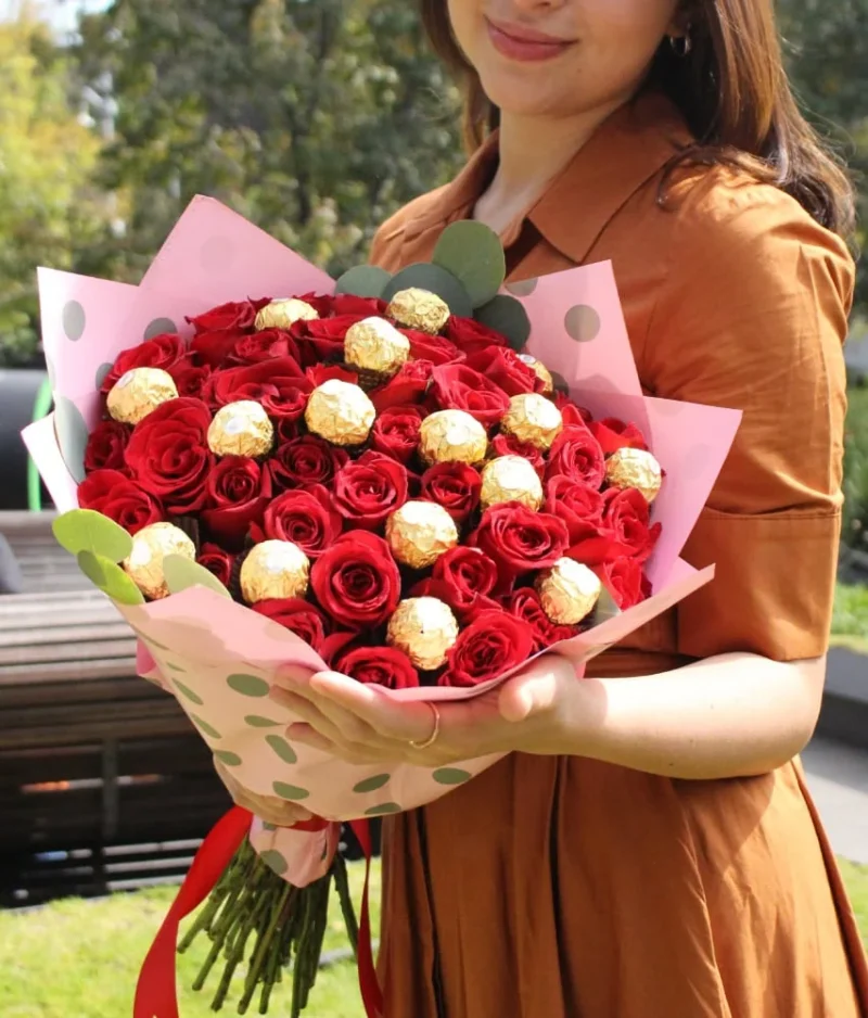 ramo de rosas rojas con chocolates decorado rosa de Florerias en CDMX, flores a domicilio en CDMX