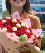 ramo de rosas rojas con chocolates decorado rosa de Florerias en CDMX, flores a domicilio en CDMX