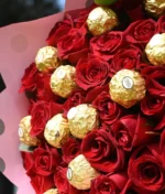 ramo de rosas rojas con chocolates decorado rosa de Florerias en CDMX, flores a domicilio en CDMX