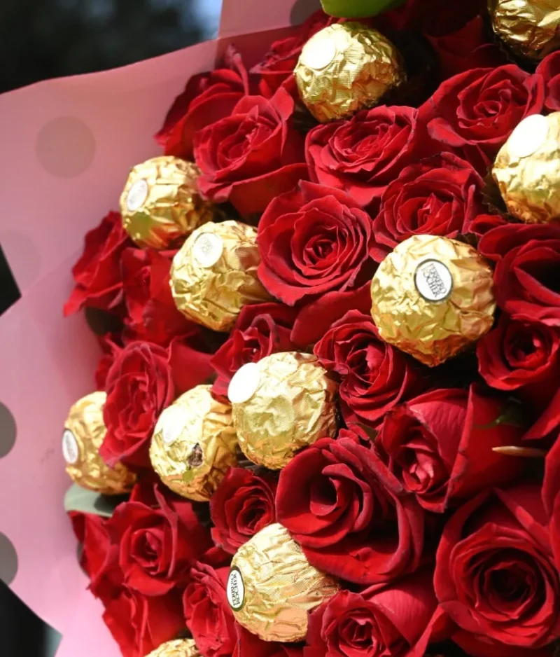 ramo de rosas rojas con chocolates decorado rosa de Florerias en CDMX, flores a domicilio en CDMX