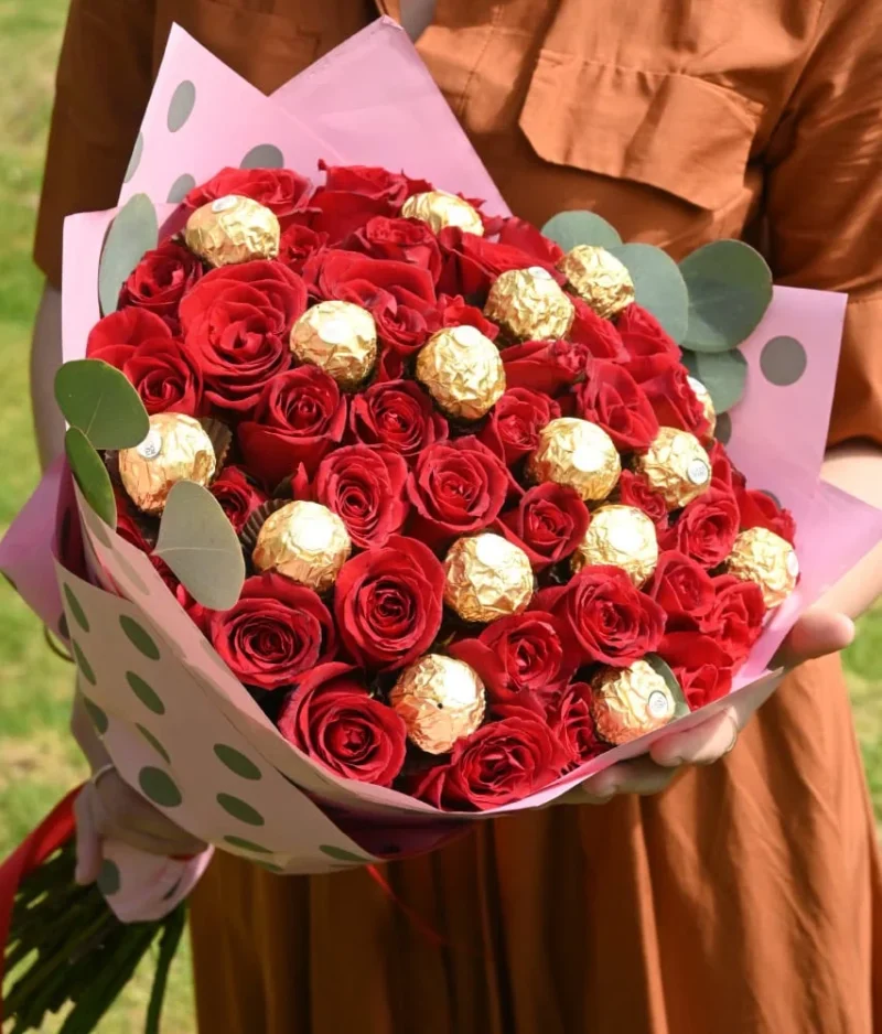 ramo de rosas rojas con chocolates decorado rosa de Florerias en CDMX, flores a domicilio en CDMX