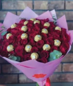 Ramo de rosas rojas con chocolates decorado rosa de Florerias en CDMX, flores a domicilio en CDMX