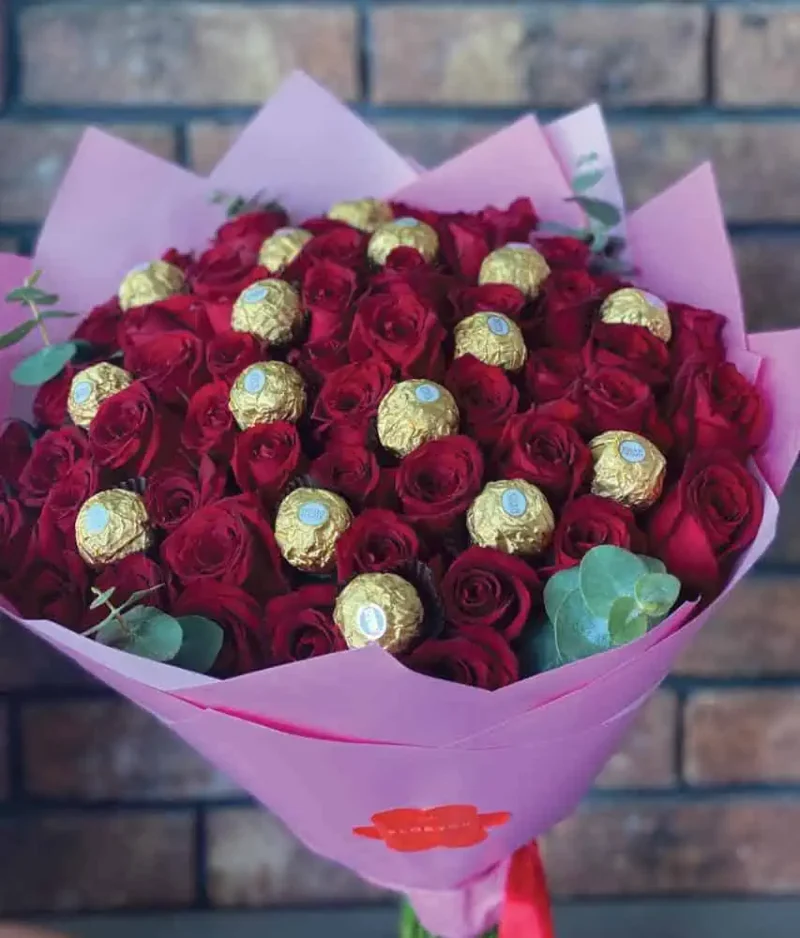 Ramo de rosas rojas con chocolates decorado rosa de Florerias en CDMX, flores a domicilio en CDMX