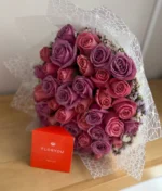 ramo de rosas moradas y rosas con decorado blanco de Florerias en CDMX, flores a domicilio en CDMX