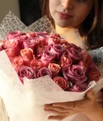ramo de rosas moradas y rosas con decorado blanco de Florerias en CDMX, flores a domicilio en CDMX