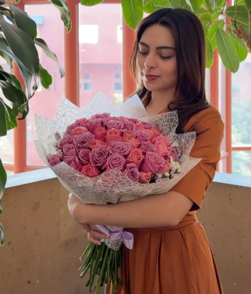 ramo de rosas moradas y rosas con decorado blanco de Florerias en CDMX, flores a domicilio en CDMX