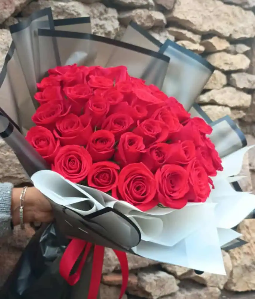 Ramo de rosas rojas decorado negro y blanco de Florerias en CDMX, flores a domicilio en CDMX