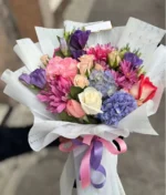 Ramo de flores multicolor decorado blanco de Florerias en CDMX, flores a domicilio en CDMX