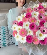 ramo de flores multicolor con decorado blanco de Florerias en CDMX, flores a domicilio en CDMX