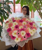 ramo de flores multicolor con decorado blanco de Florerias en CDMX, flores a domicilio en CDMX