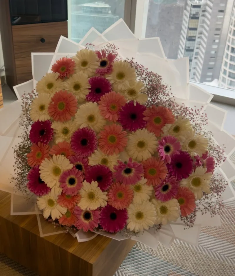 ramo de flores multicolor con decorado blanco de Florerias en CDMX, flores a domicilio en CDMX