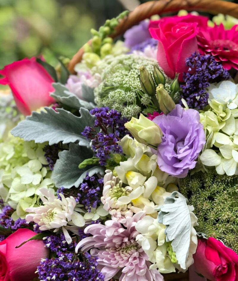 Florerías en Puebla con envio de ramos a domicilio, arreglos de flores multicolor en canasta