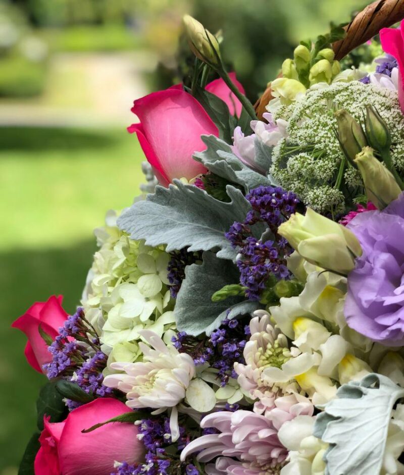 Florerías en Puebla con envio de ramos a domicilio, arreglos de flores multicolor en canasta