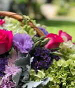 Florerías en Puebla con envio de ramos a domicilio, arreglos de flores multicolor en canasta