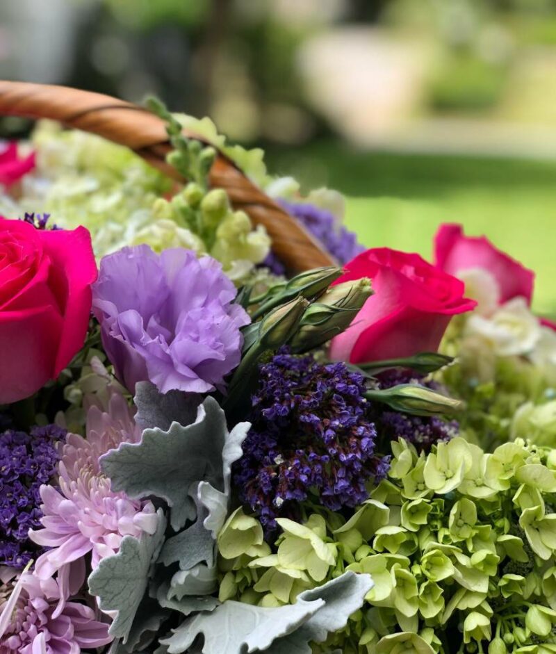 4-1-1 Florerías en Puebla con envio de ramos a domicilio, arreglos de flores multicolor en canasta