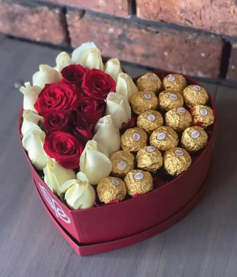 Detalle en forma de corazón con rosas rojas y ferreros