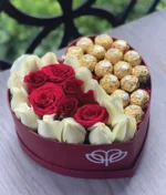 Detalle en forma de corazón con rosas rojas y ferreros