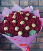 Ramo de rosas rojas con ferreros