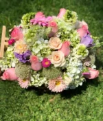Arreglo floral en carretilla de madera, florería en Puebla Floryou. Entrega de flores a domicilio en Puebla el mismo día