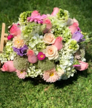 Arreglo floral en carretilla de madera, florería en Puebla Floryou. Entrega de flores a domicilio en Puebla el mismo día