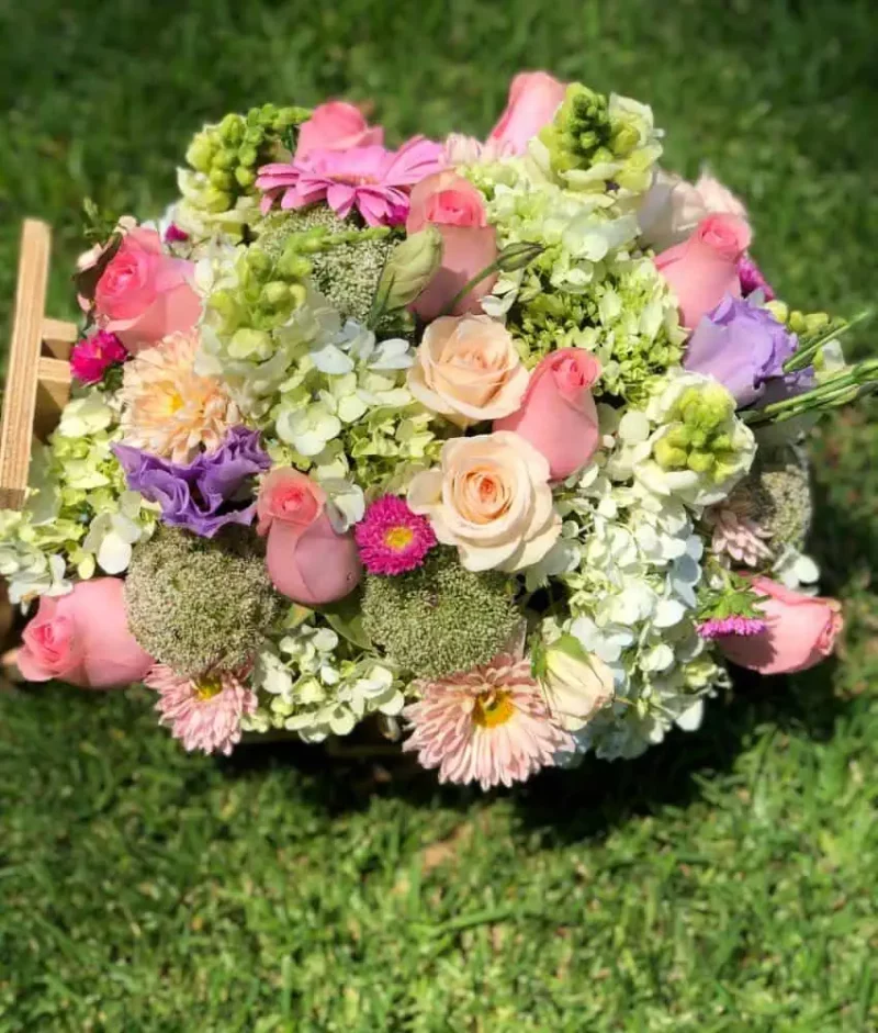 FY212-alondras-1 Arreglo floral en carretilla de madera, florería en Puebla Floryou. Entrega de flores a domicilio en Puebla el mismo día