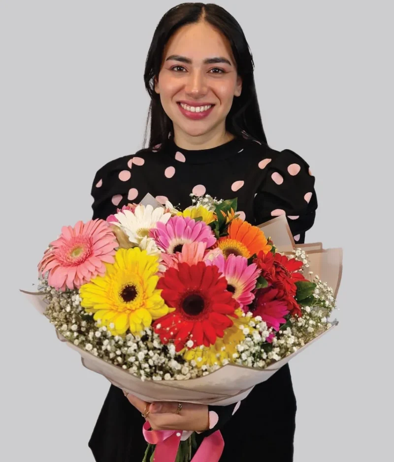 Mujer con ramo de flores multicolor