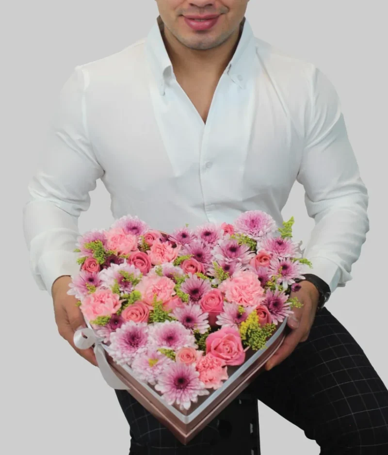 Hombre con caja de flores en forma de corazón, florerías en Puebla, flores a domicilio naturales