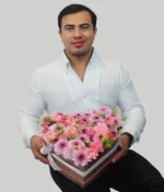 Hombre con regalo forma de corazón flores rosas