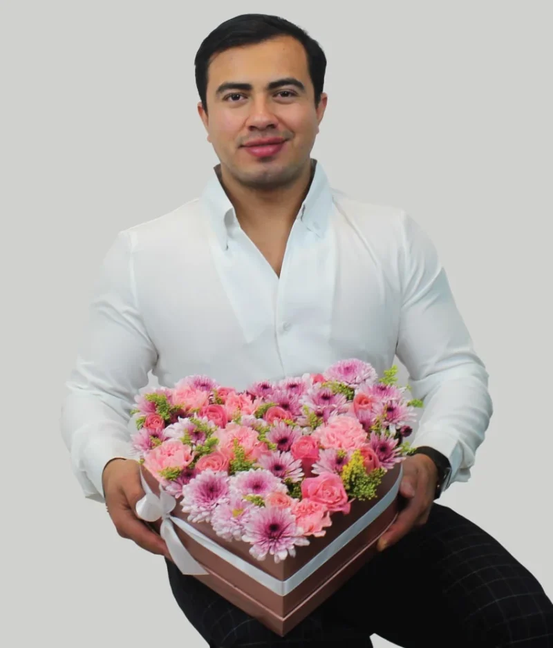 Hombre con regalo forma de corazón flores rosas