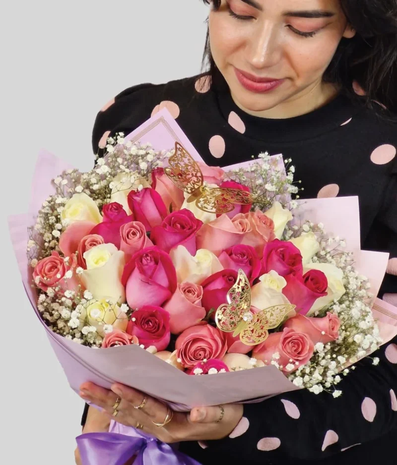 Mujer con ramo rosas rosas y blancas