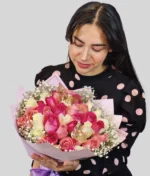 Mujer con ramo rosas rosas y blancas