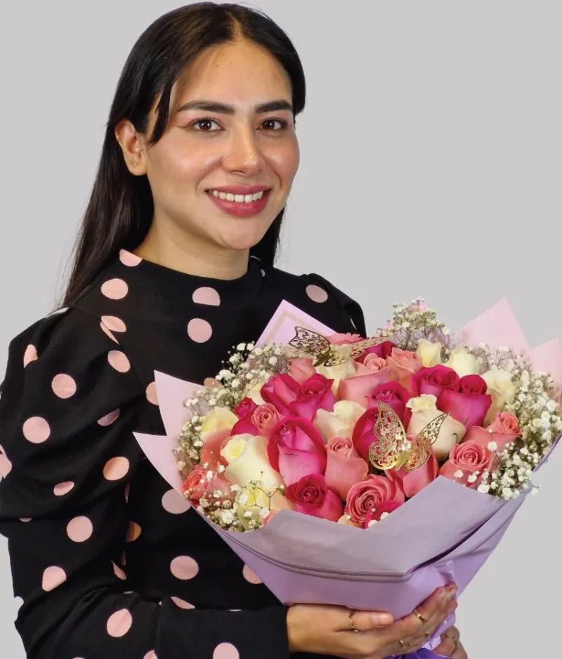 Mujer con ramo rosas rosas y blancas