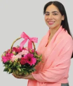 Mujer con canasta flores rosas