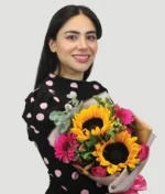 Mujer con ramo girasol con flores rosas