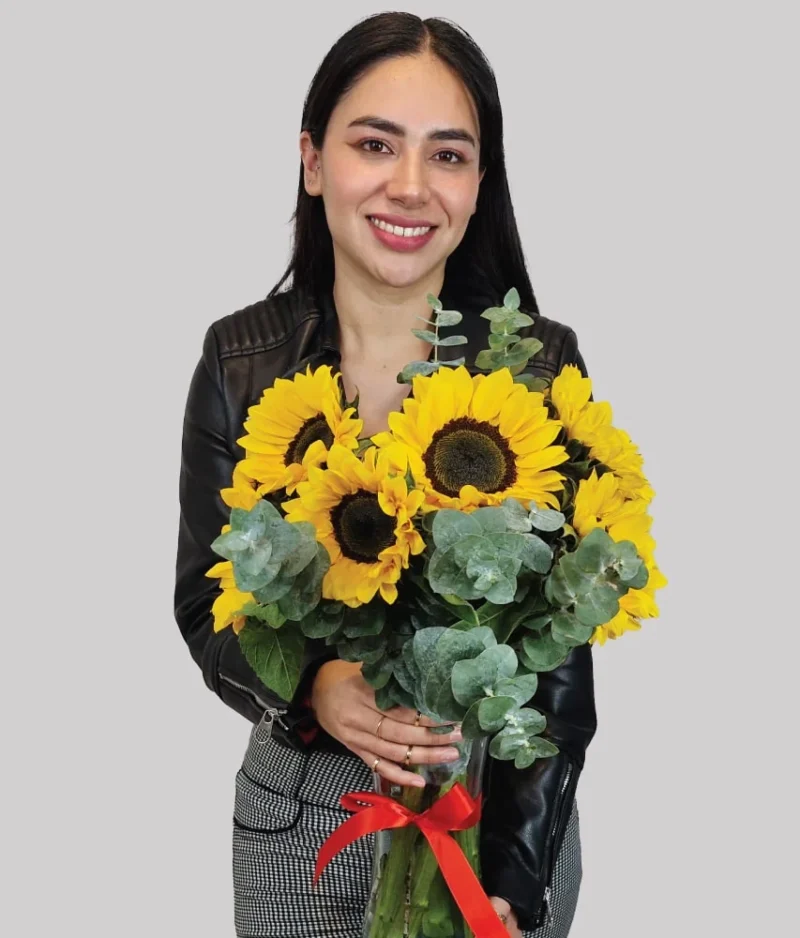 Mujer con ramo girasoles