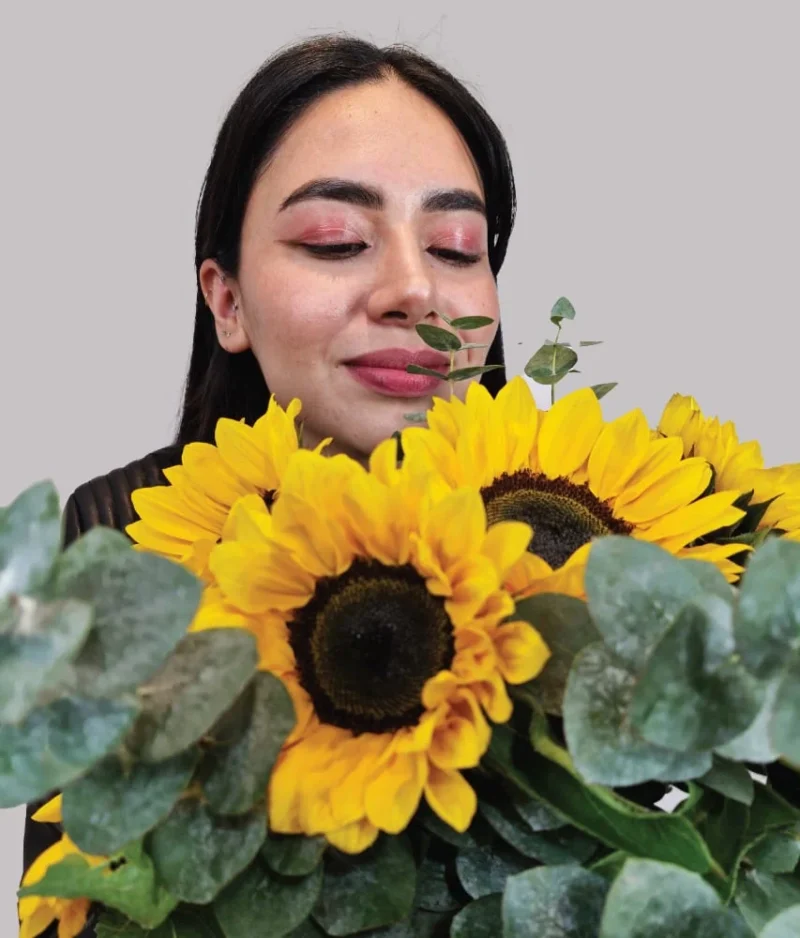 Mujer con ramo girasoles