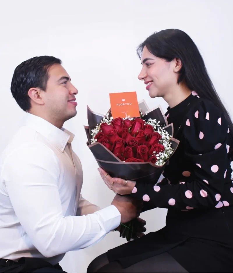 Pareja ramo de rosas rojas