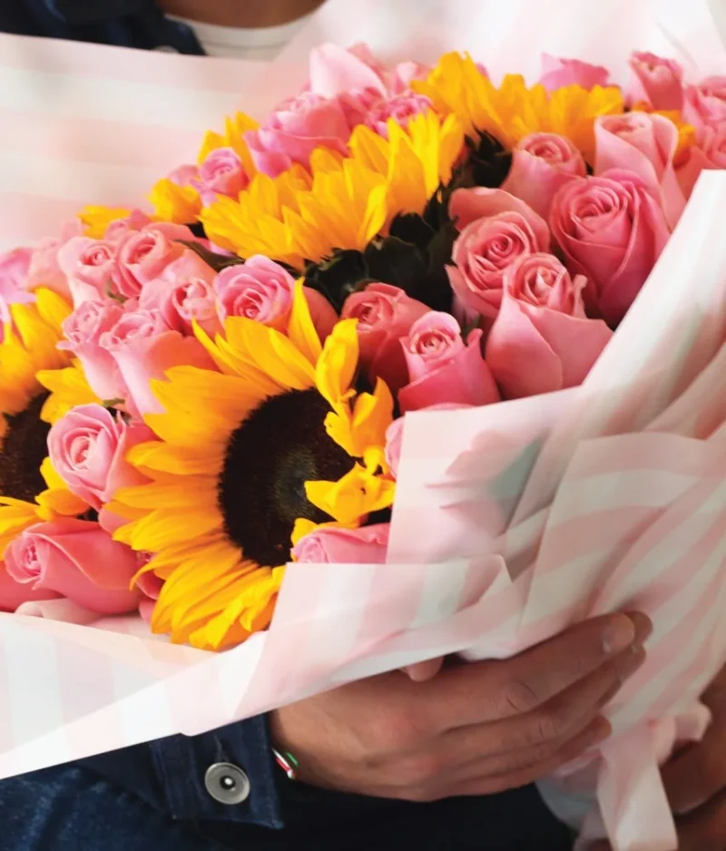 Ramo canto de estrellas con girasoles y flores rosas