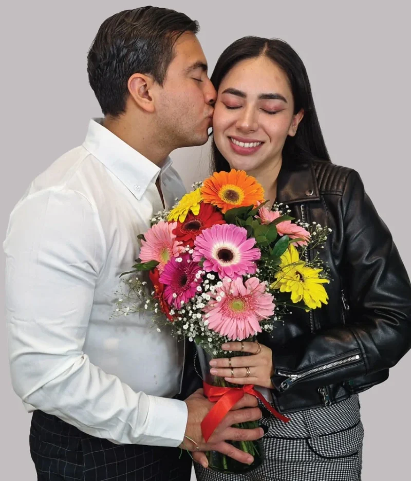 Pareja con flores campo