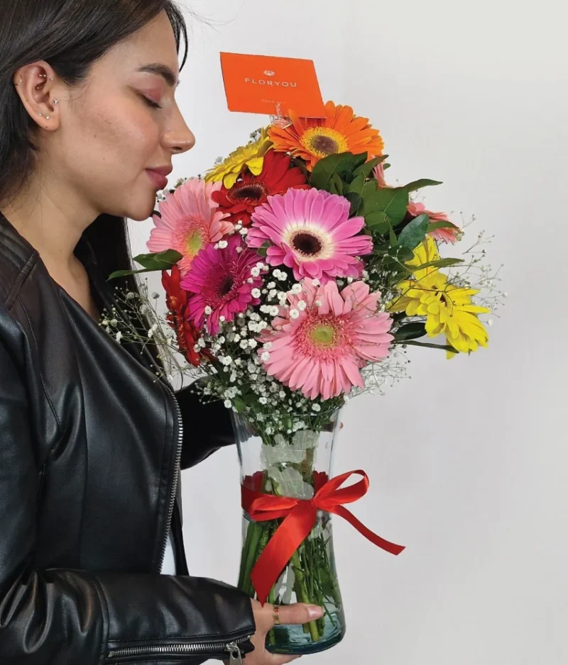 Mujer con flores campo