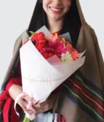 Mujer con ramo de flores rosas y naranjas