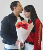 Pareja con ramo de flores rojas