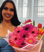 Mujer con ramo de flores rosas