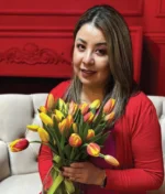 Mujer con ramo de tulipanes naranjas y amarillas