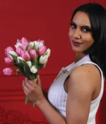 Mujer sosteniendo un ramo tulipanes rosas