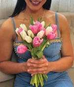 Mujer sosteniendo un ramo tulipanes rosas