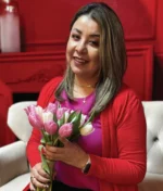 Mujer sosteniendo un ramo tulipanes rosas